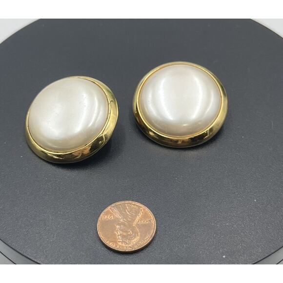 RICHELIEU Vintage Large Dome Off White Faux Pearl Gold Tone Clip On Earrings - Picture 6 of 13